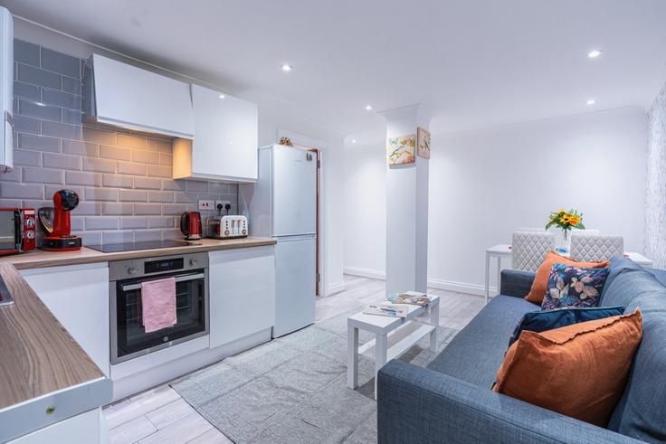 Elegant gestaltetes Wohnzimmer mit moderner Einrichtung in einer Wohnung im Building North End Road - plotseeker - 1365690 in London Borough of Hammersmith and Fulham, London