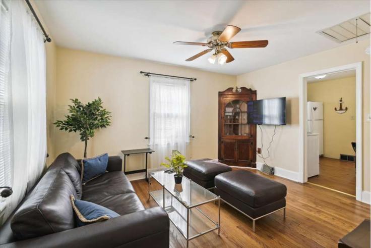 Sala de estar elegantemente projetada com móveis modernos em um apartamento no Building Carrollton Avenue - pmi-annapolis - 1506233 em Annapolis, Annapolis Sala de estar elegantemente projetada com móveis modernos em um apartamento no Building Carrollton Avenue - pmi-annapolis - 1506233 em Annapolis, Annapolis