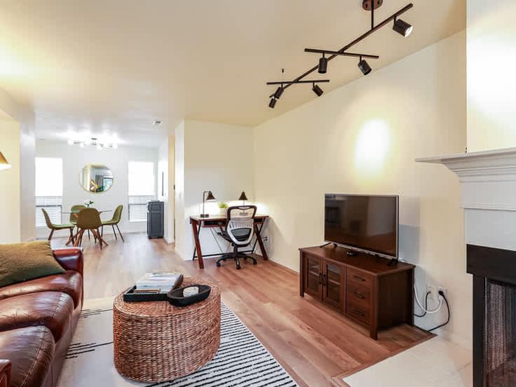 Salle de séjour élégante avec mobilier moderne dans un appartement à Building Northeast 37th Place - pmi-arka - 1470523 à Bellevue, Bellevue