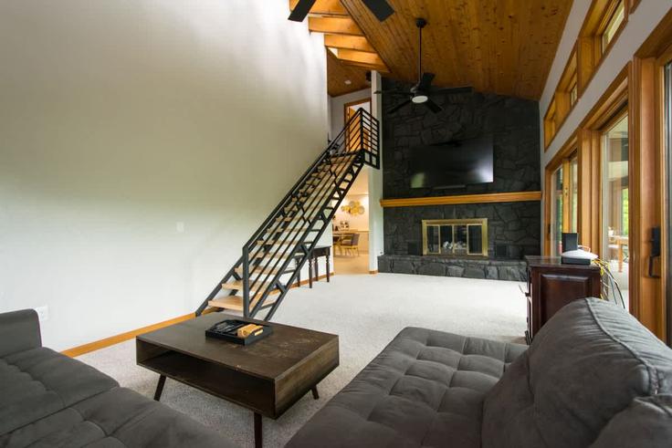 Salle de séjour élégante avec mobilier moderne dans un appartement à Building Bluebird Lane - pmi-blue-ridge - 1597162 à Maggie Valley, Maggie Valley