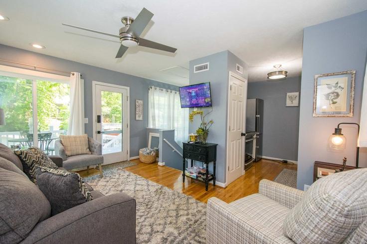 Elegant gestaltetes Wohnzimmer mit moderner Einrichtung in einer Wohnung im Building Memorial Highway - pmi-blue-ridge - 1597173 in Lake Lure, Lake Lure