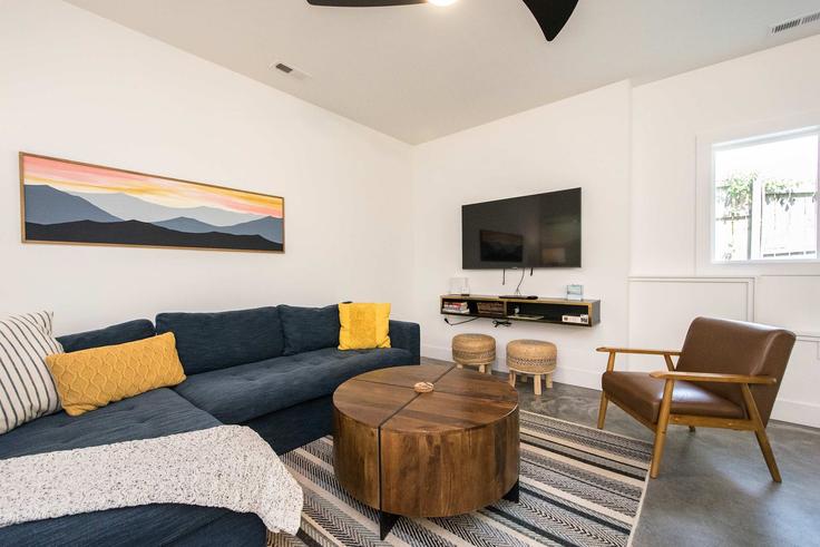 Building Pine Spring Drive - pmi-blue-ridge - 1597180 adresindeki bir dairede modern mobilyalarla zarif bir şekilde tasarlanmış oturma odası Hendersonville, Hendersonville Building Pine Spring Drive - pmi-blue-ridge - 1597180 adresindeki bir dairede modern mobilyalarla zarif bir şekilde tasarlanmış oturma odası Hendersonville, Hendersonville