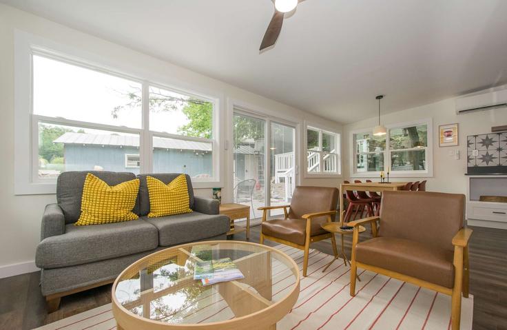 Elegant gestaltetes Wohnzimmer mit moderner Einrichtung in einer Wohnung im Building Memorial Highway - pmi-blue-ridge - 1597501 in Lake Lure, Lake Lure
