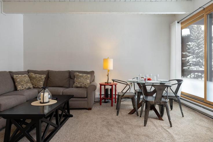Building 4 O Clock Road - pmi-breck - 1387656 adresindeki bir dairede modern mobilyalarla zarif bir şekilde tasarlanmış oturma odası Breckenridge, Breckenridge