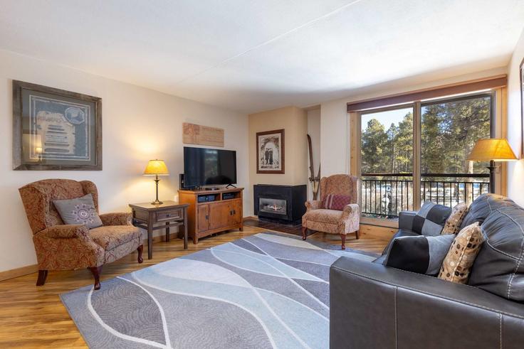 Building Village Road - pmi-breck - 1387671 adresindeki bir dairede modern mobilyalarla zarif bir şekilde tasarlanmış oturma odası Breckenridge, Breckenridge