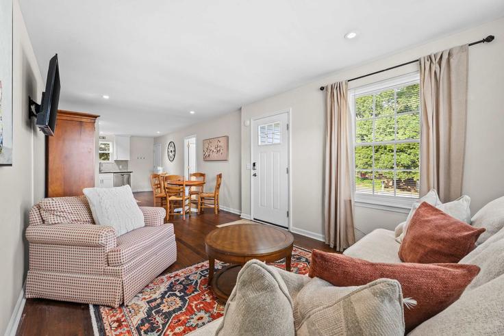 Salle de séjour élégante avec mobilier moderne dans un appartement à Building Debbie Drive - pmi-broadway-mgt - 1630013 à Nashville, Nashville