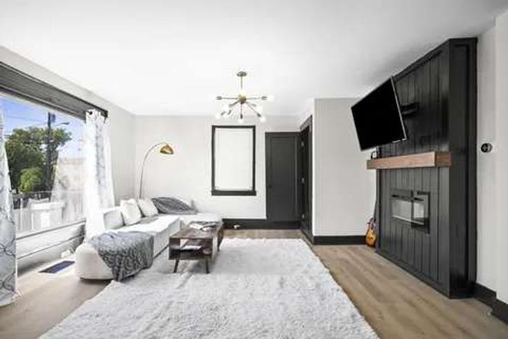 Elegant gestaltetes Wohnzimmer mit moderner Einrichtung in einer Wohnung im Building Jo Johnston Avenue - pmi-broadway-mgt - 1628872 in Nashville, Nashville