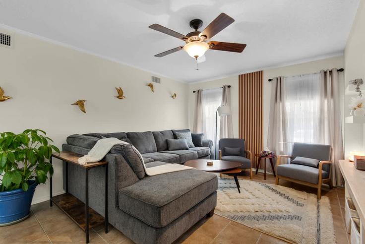 Elegante sala de estar con mobiliario moderno en un apartamento en Building Lennox Place - pmi-c-shell-property-management - 1585625 en Ferry Pass, Ferry Pass