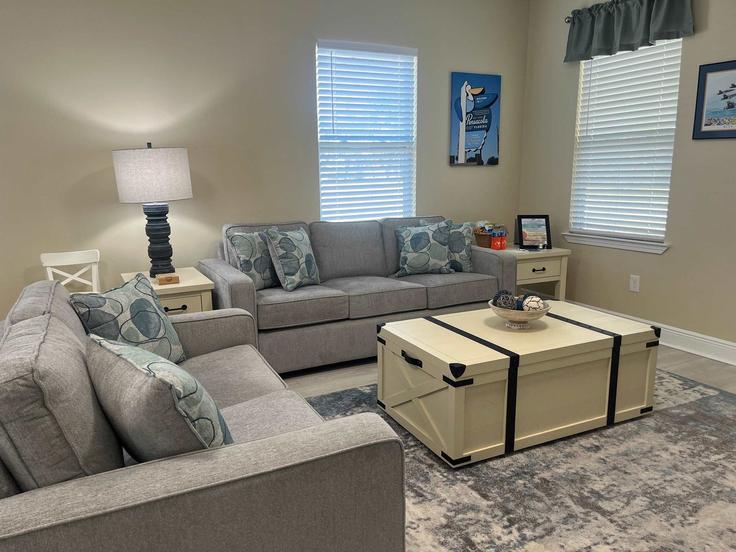 Pensacola, Pensacola에 위치한 Building North 10th Avenue - pmi-c-shell-property-management - 1585620 유닛의 세련된 인테리어가 돋보이는 거실 Pensacola, Pensacola에 위치한 Building North 10th Avenue - pmi-c-shell-property-management - 1585620 유닛의 세련된 인테리어가 돋보이는 거실