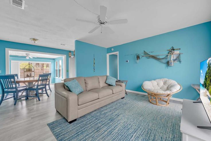Sala de estar elegantemente projetada com móveis modernos em um apartamento no Building Adkinson Drive - pmi-c-shell-property-management - 1585621 em West Pensacola, West Pensacola