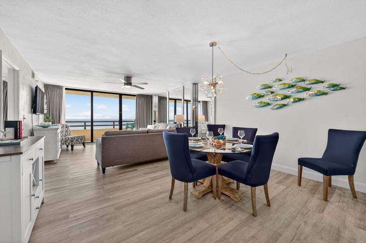 Daytona Beach Shores Daytona Beach ShoresのBuilding South Atlantic Avenue - pmi-daytona-beach - 1309070のアパートメントにある、モダンな家具を備えたエレガントなデザインのリビングルーム