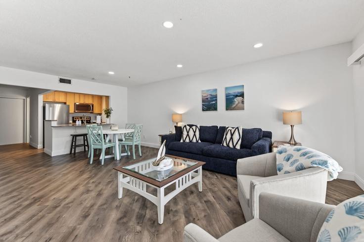 Building Ocean Shore Boulevard - pmi-daytona-beach - 1309071 adresindeki bir dairede modern mobilyalarla zarif bir şekilde tasarlanmış oturma odası Ormond-by-the-Sea, Ormond-by-the-Sea Building Ocean Shore Boulevard - pmi-daytona-beach - 1309071 adresindeki bir dairede modern mobilyalarla zarif bir şekilde tasarlanmış oturma odası Ormond-by-the-Sea, Ormond-by-the-Sea