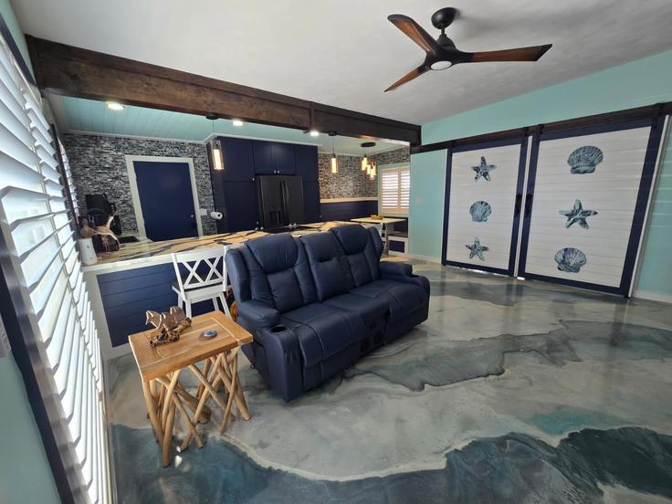 Elegante sala de estar con mobiliario moderno en un apartamento en Building Talo Circle - pmi-daytona-beach - 1531033 en Port Orange, Port Orange Elegante sala de estar con mobiliario moderno en un apartamento en Building Talo Circle - pmi-daytona-beach - 1531033 en Port Orange, Port Orange