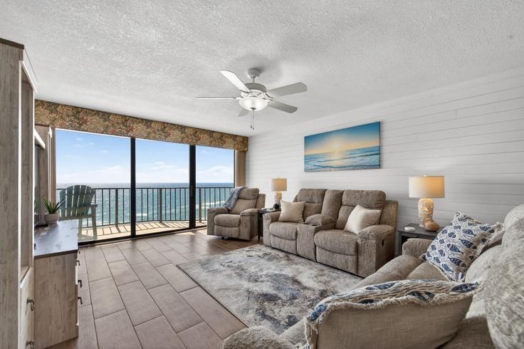 Building South Atlantic Avenue - pmi-daytona-beach - 1541455 adresindeki bir dairede modern mobilyalarla zarif bir şekilde tasarlanmış oturma odası Daytona Beach Shores, Daytona Beach Shores Building South Atlantic Avenue - pmi-daytona-beach - 1541455 adresindeki bir dairede modern mobilyalarla zarif bir şekilde tasarlanmış oturma odası Daytona Beach Shores, Daytona Beach Shores