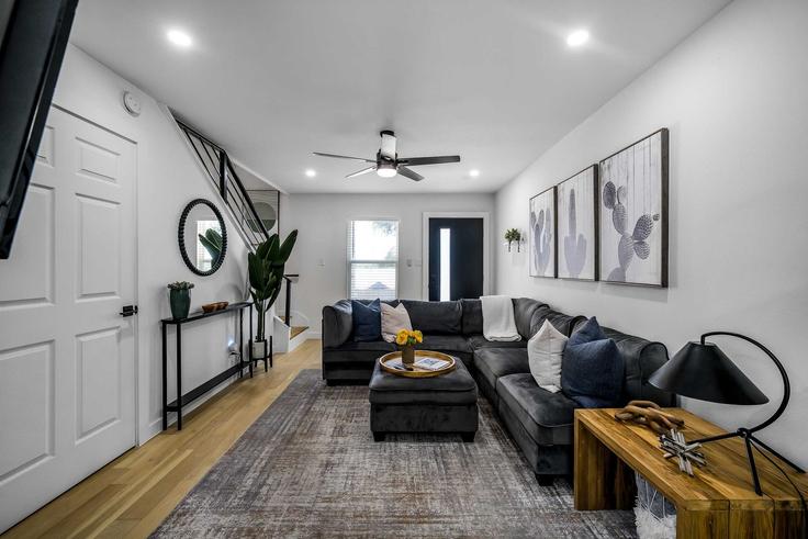 Austin AustinのBuilding Southridge Drive - pmiatxproperties - 1292401 - ATXのアパートメントにある、モダンな家具を備えたエレガントなデザインのリビングルーム