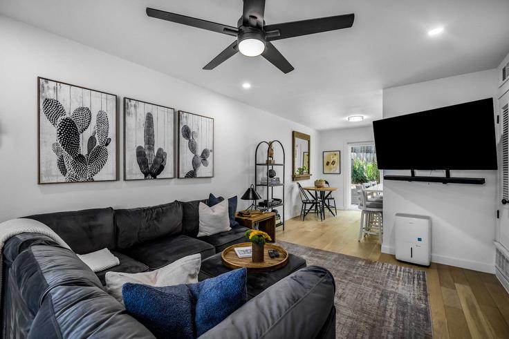 Elegante sala de estar con mobiliario moderno en un apartamento en Building Southridge Drive - pmiatxproperties - 1292401 - ATX en Austin, Austin Elegante sala de estar con mobiliario moderno en un apartamento en Building Southridge Drive - pmiatxproperties - 1292401 - ATX en Austin, Austin