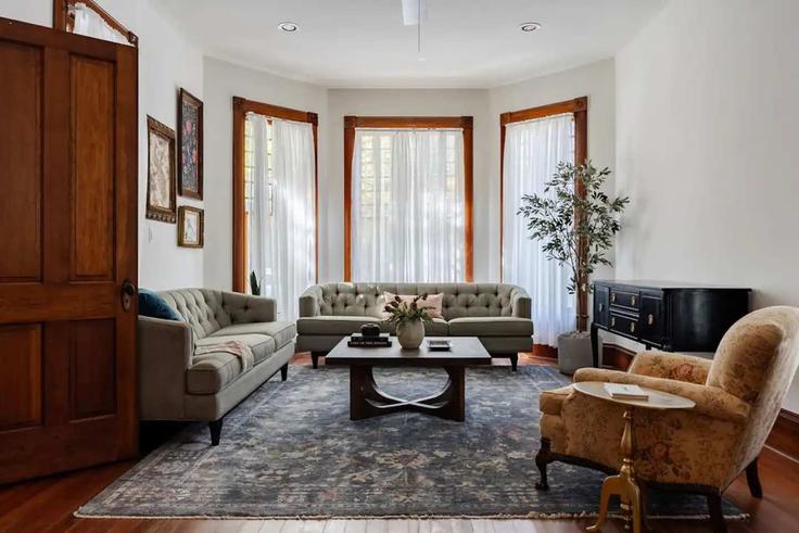 Elegant gestaltetes Wohnzimmer mit moderner Einrichtung in einer Wohnung im Building West 10th Street - pmiatxproperties - 1292407 - ATX in Austin, Austin Elegant gestaltetes Wohnzimmer mit moderner Einrichtung in einer Wohnung im Building West 10th Street - pmiatxproperties - 1292407 - ATX in Austin, Austin