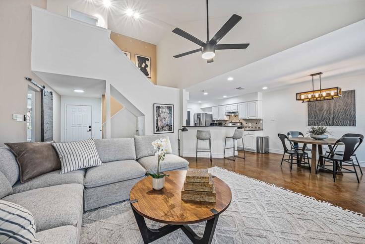 Salle de séjour élégante avec mobilier moderne dans un appartement à Building Dallas Drive - pmiatxproperties - 1292404 - ATX à Austin, Austin Salle de séjour élégante avec mobilier moderne dans un appartement à Building Dallas Drive - pmiatxproperties - 1292404 - ATX à Austin, Austin