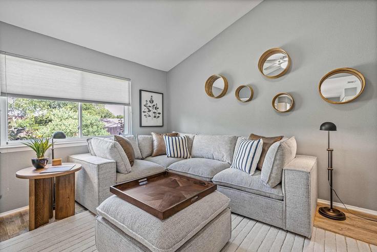 Salle de séjour élégante avec mobilier moderne dans un appartement à Building Cherry Loop - pmiatxproperties - 1292403 - ATX à Austin, Austin Salle de séjour élégante avec mobilier moderne dans un appartement à Building Cherry Loop - pmiatxproperties - 1292403 - ATX à Austin, Austin