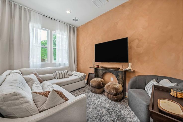Austin, Austin에 위치한 Building Saint Albans Boulevard - pmiatxproperties - 1292405 - ATX 아파트의 세련된 인테리어가 돋보이는 거실