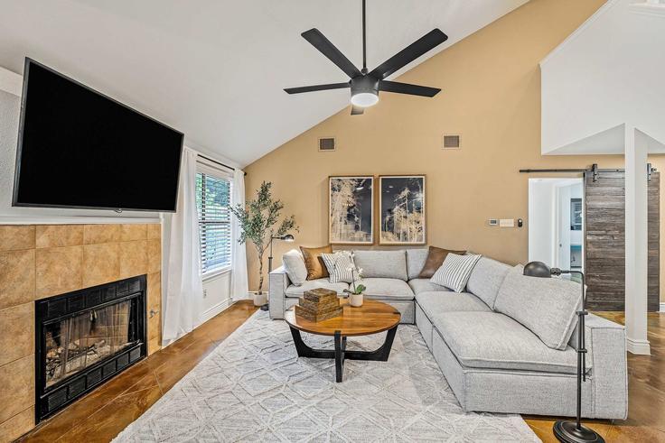 Salle de séjour élégante avec mobilier moderne dans un appartement à Building Dallas Drive - pmiatxproperties - 1292404 - ATX à Austin, Austin Salle de séjour élégante avec mobilier moderne dans un appartement à Building Dallas Drive - pmiatxproperties - 1292404 - ATX à Austin, Austin