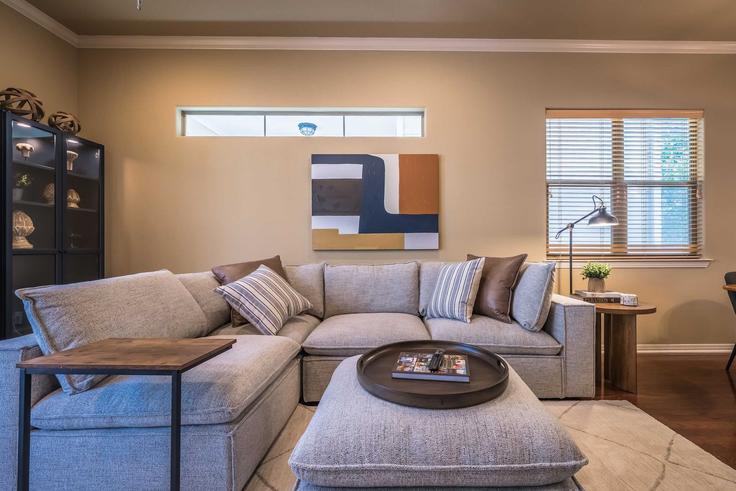 Elegant gestaltetes Wohnzimmer mit moderner Einrichtung in einer Wohnung im Building Kinney Avenue - pmiatxproperties - 1292406 - ATX in Austin, Austin