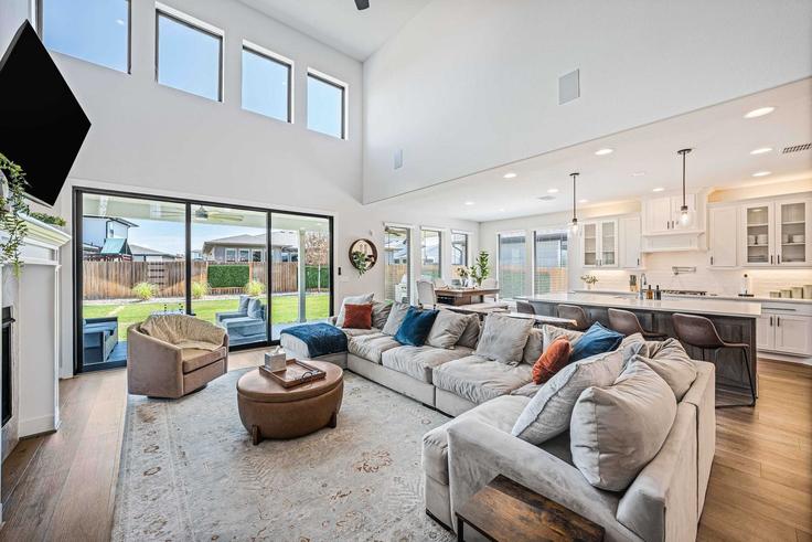 Austin AustinのBuilding Hubble Walk - pmiatxproperties - 1292402 - ATXのアパートメントにある、モダンな家具を備えたエレガントなデザインのリビングルーム