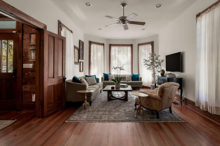 Austin, Austin 소재 Building West 10th Street - pmiatxproperties - 1292407 - ATX 유닛에 마련된, 현대적인 가구로 꾸며진 우아한 디자인의 거실 Austin, Austin 소재 Building West 10th Street - pmiatxproperties - 1292407 - ATX 유닛에 마련된, 현대적인 가구로 꾸며진 우아한 디자인의 거실