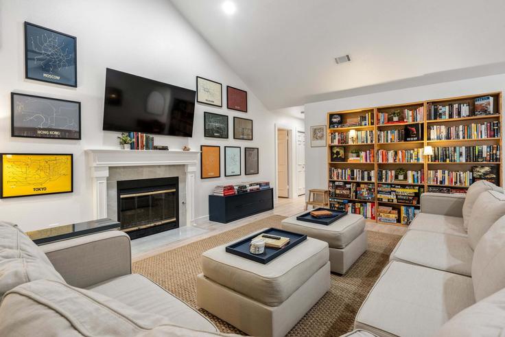 Austin AustinのBuilding New Boston Bend - pmiatxproperties - 1625747のアパートメントにある、モダンな家具を備えたエレガントなデザインのリビングルーム Austin AustinのBuilding New Boston Bend - pmiatxproperties - 1625747のアパートメントにある、モダンな家具を備えたエレガントなデザインのリビングルーム