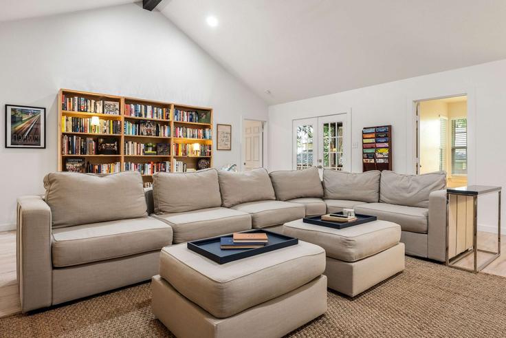 Elegantly designed living room with modern furnishings in an apartment at Building New Boston Bend - pmiatxproperties - 1625747 in Austin, Austin Elegantly designed living room with modern furnishings in an apartment at Building New Boston Bend - pmiatxproperties - 1625747 in Austin, Austin