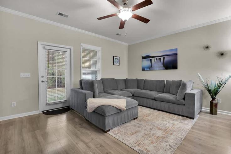 Sala de estar elegantemente projetada com móveis modernos em um apartamento no Building Sonoma Drive - pmicoastal - 1244823 - ATL em Pooler, Pooler Sala de estar elegantemente projetada com móveis modernos em um apartamento no Building Sonoma Drive - pmicoastal - 1244823 - ATL em Pooler, Pooler
