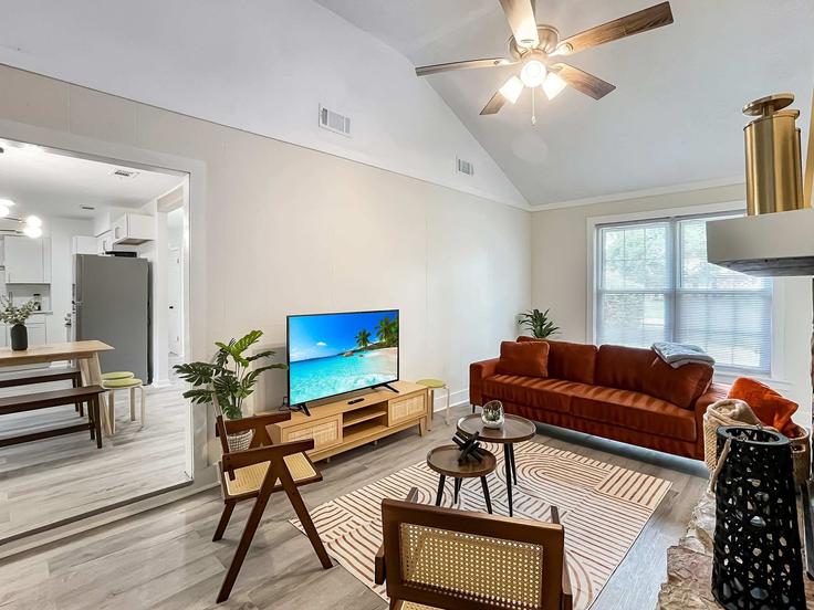 Building Crawford Way - pmicoastal - 1291585 - ATL adresindeki bir dairede modern mobilyalarla zarif bir şekilde tasarlanmış oturma odası Pooler, Pooler Building Crawford Way - pmicoastal - 1291585 - ATL adresindeki bir dairede modern mobilyalarla zarif bir şekilde tasarlanmış oturma odası Pooler, Pooler
