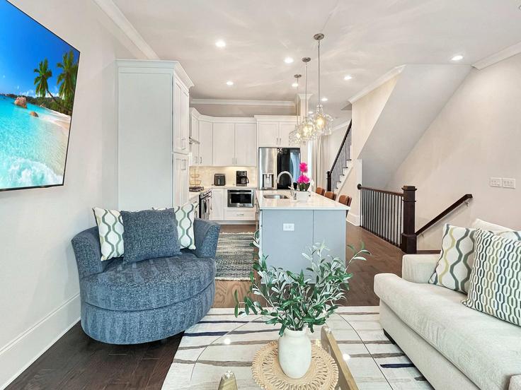 Savannah SavannahのBuilding Upper East Avenue - pmicoastal - 1369215のアパートメントにある、モダンな家具を備えたエレガントなデザインのリビングルーム Savannah SavannahのBuilding Upper East Avenue - pmicoastal - 1369215のアパートメントにある、モダンな家具を備えたエレガントなデザインのリビングルーム