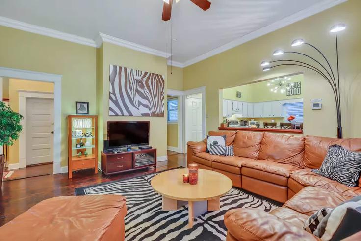 Sala de estar elegantemente projetada com móveis modernos em um apartamento no Building East Duffy Street - pmicoastal - 1369217 em Savannah, Savannah Sala de estar elegantemente projetada com móveis modernos em um apartamento no Building East Duffy Street - pmicoastal - 1369217 em Savannah, Savannah