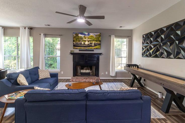 Elegant gestaltetes Wohnzimmer mit moderner Einrichtung in einer Wohnung im Building Walthour Cove - pmicoastal - 1369221 in Wilmington Island, Wilmington Island