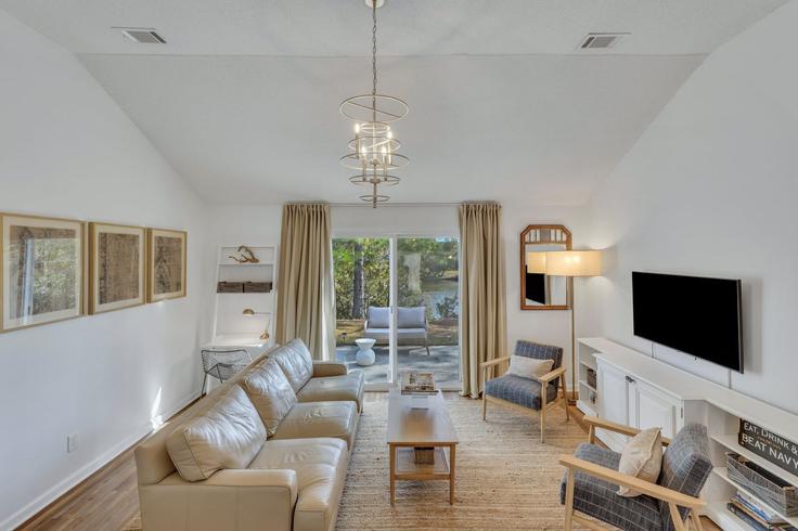 Elegante sala de estar con mobiliario moderno en un apartamento en Building West Tisbury Lane - pmicoastal - 1369218 en Pooler, Pooler