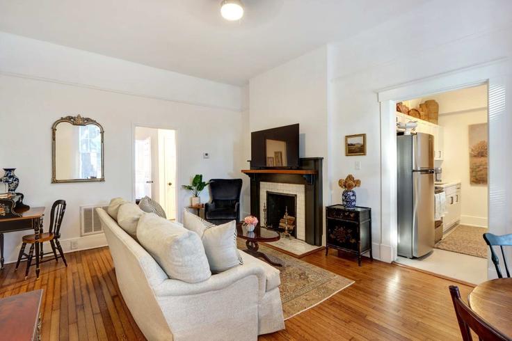 Elegante sala de estar con mobiliario moderno en un apartamento en Building East Victory Drive - pmicoastal - 1369211 en Savannah, Savannah Elegante sala de estar con mobiliario moderno en un apartamento en Building East Victory Drive - pmicoastal - 1369211 en Savannah, Savannah