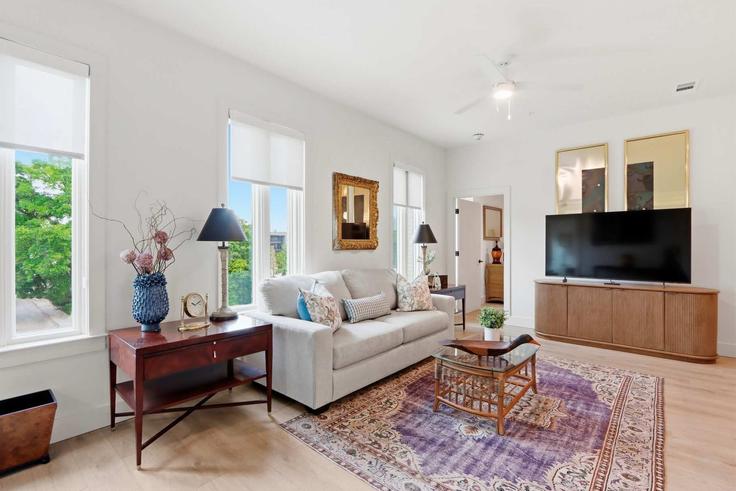 Sala de estar elegantemente projetada com móveis modernos em um apartamento no Building West 42nd Street - pmicoastal - 1697611 em Savannah, Savannah