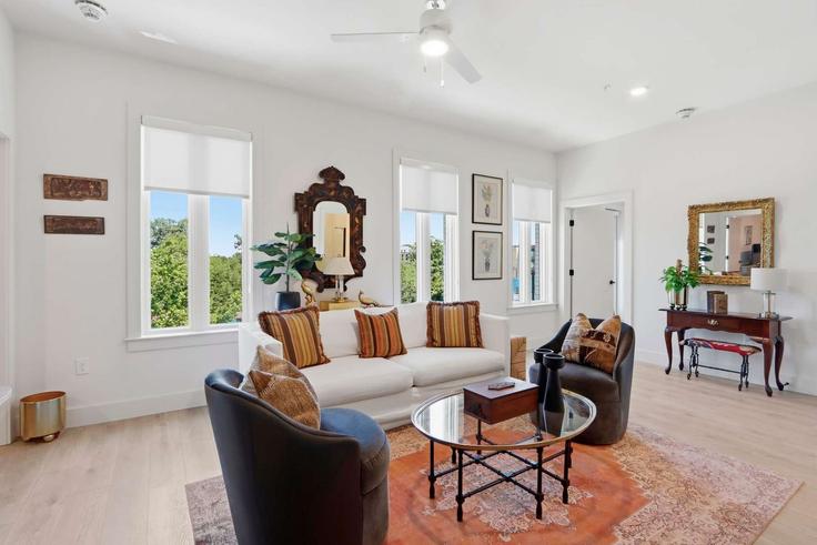 Building West 42nd Street - pmicoastal - 1697614 adresindeki bir dairede modern mobilyalarla zarif bir şekilde tasarlanmış oturma odası Savannah, Savannah Building West 42nd Street - pmicoastal - 1697614 adresindeki bir dairede modern mobilyalarla zarif bir şekilde tasarlanmış oturma odası Savannah, Savannah