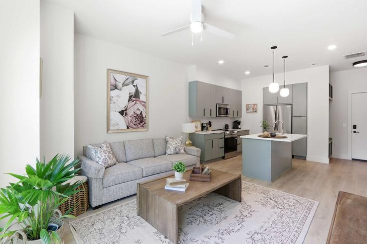Elegant gestaltetes Wohnzimmer mit moderner Einrichtung in einer Wohnung im Building West 42nd Street - pmicoastal - 1697612 in Savannah, Savannah