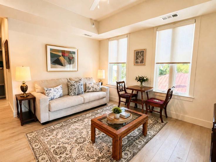 Elegant gestaltetes Wohnzimmer mit moderner Einrichtung in einer Wohnung im Building West 42nd Street - pmicoastal - 1697616 in Savannah, Savannah Elegant gestaltetes Wohnzimmer mit moderner Einrichtung in einer Wohnung im Building West 42nd Street - pmicoastal - 1697616 in Savannah, Savannah