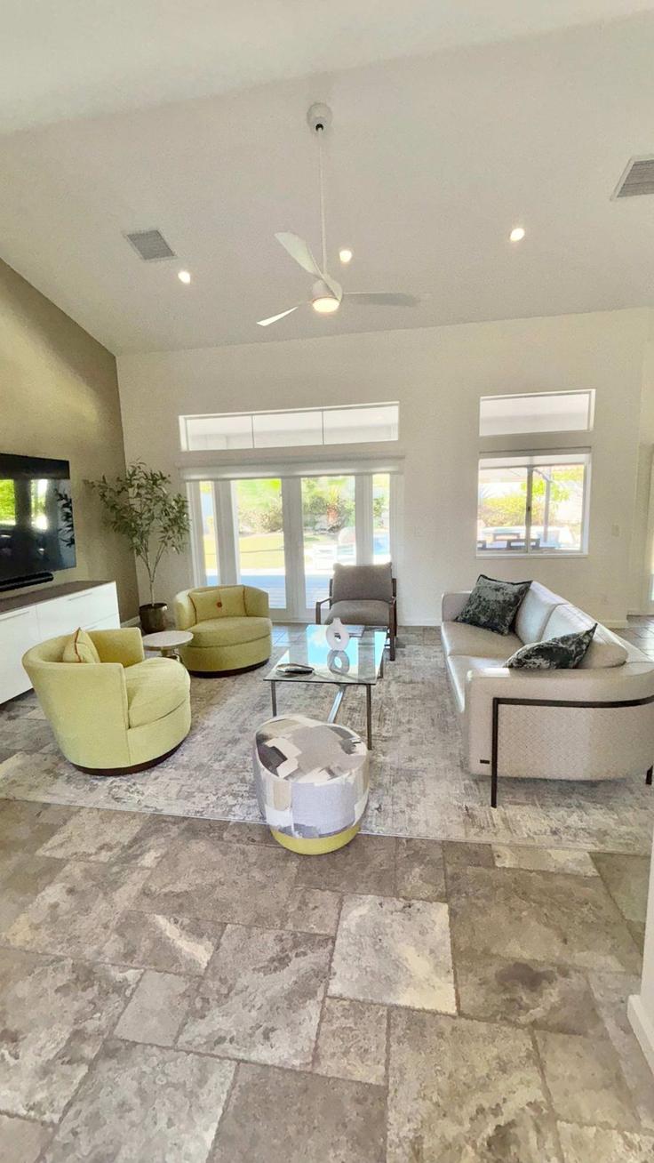 Building Palmdale Road - pmicv - 1271271 - LAX adresindeki bir dairede modern mobilyalarla zarif bir şekilde tasarlanmış oturma odası Rancho Mirage, Rancho Mirage