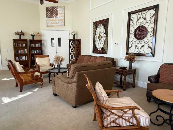 Elegante sala de estar con mobiliario moderno en un apartamento en Building Vero Beach Place - pmiplatinum - 1256090 - MCO en Kissimmee, Kissimmee