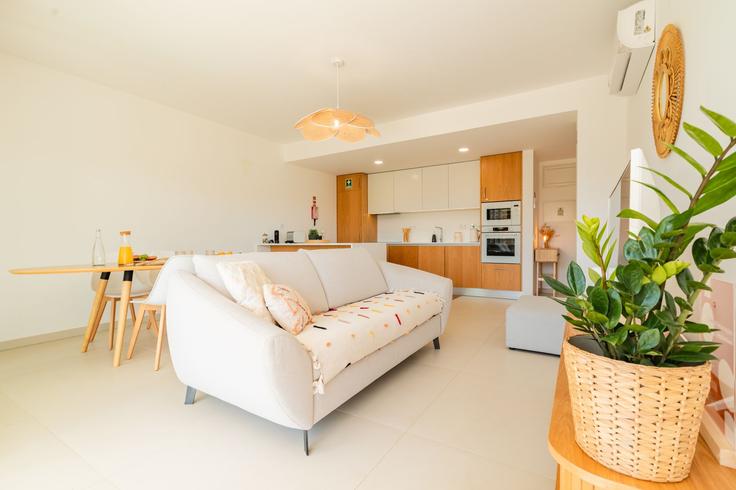 Building Rua Joaquim Magalhães - pmr-rentals-by-tripwix - 1639305 adresindeki bir dairede modern mobilyalarla zarif bir şekilde tasarlanmış oturma odası Albufeira e Olhos de Água, Albufeira