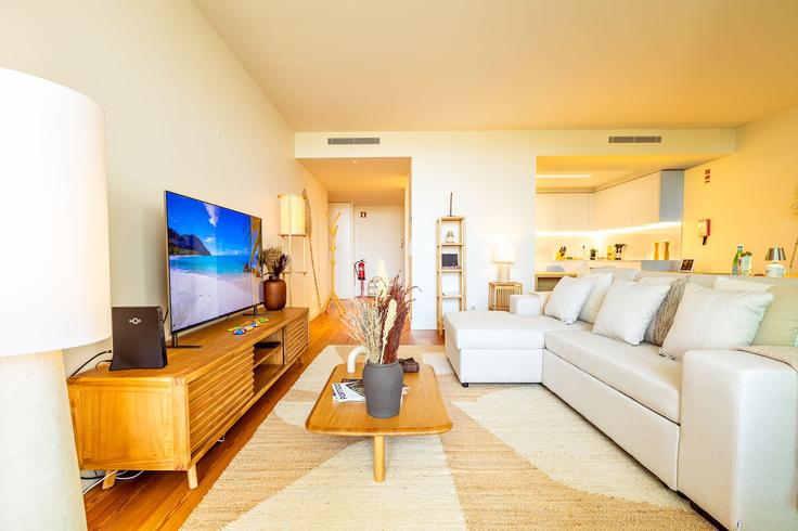 Building Avenida do Rio - pmr-rentals-by-tripwix - 1639306 adresindeki bir dairede modern mobilyalarla zarif bir şekilde tasarlanmış oturma odası Armação de Pêra, Armação de Pêra Building Avenida do Rio - pmr-rentals-by-tripwix - 1639306 adresindeki bir dairede modern mobilyalarla zarif bir şekilde tasarlanmış oturma odası Armação de Pêra, Armação de Pêra