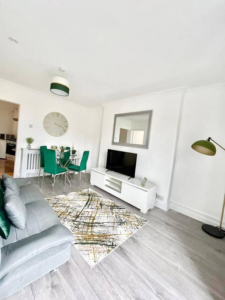 Elegante sala de estar con mobiliario moderno en un apartamento en Building Palmerston Road - portsmouth-stays - 1492814 en Southsea, Southsea