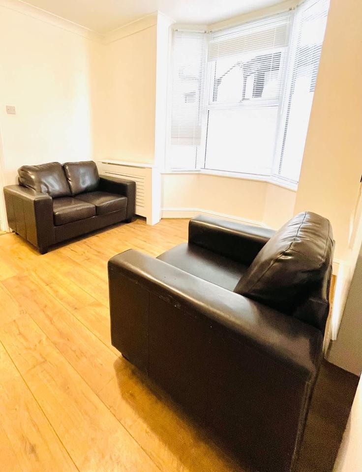 Elegante sala de estar con mobiliario moderno en un apartamento en Building Clarence Road - portsmouth-stays - 1492785 en Southsea, Southsea