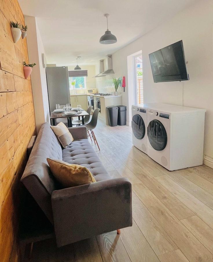 Southsea SouthseaのBuilding Cleveland Road - portsmouth-stays - 1492819のアパートメントにある、モダンな家具を備えたエレガントなデザインのリビングルーム Southsea SouthseaのBuilding Cleveland Road - portsmouth-stays - 1492819のアパートメントにある、モダンな家具を備えたエレガントなデザインのリビングルーム