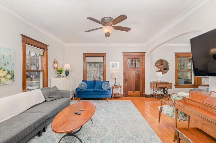 Elegante sala de estar con mobiliario moderno en un apartamento en Building Harney Avenue - powerhouseproperties920 - 1061625 - USA en Oshkosh, Oshkosh