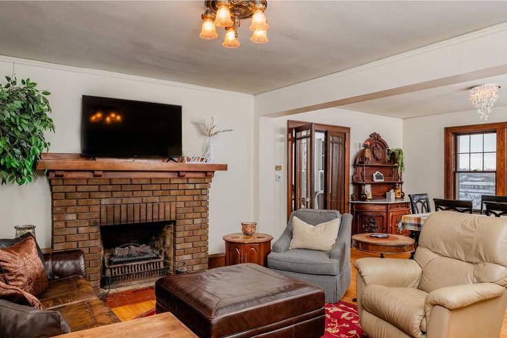 Elegante sala de estar con mobiliario moderno en un apartamento en Building West Wisconsin Avenue - powerhouseproperties920 - 1373701 en Kaukauna, Kaukauna